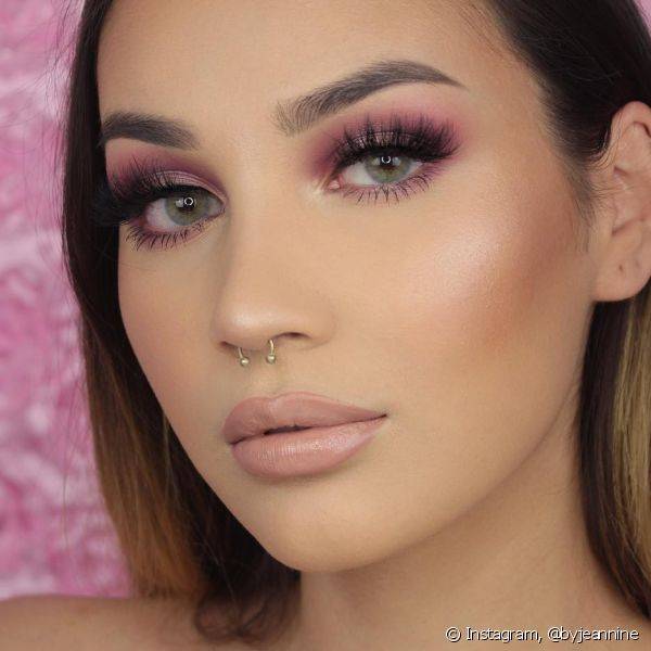 A sombra rosa é uma das tendências do momento e pode ser usada para arrematar maquiagens de festa (Foto: Instagram @byjeannine)